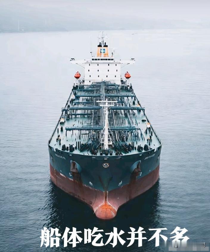 俄罗斯放的鱼饵很大，英美两条大鱼同时咬钩。俄罗斯一艘老旧的油轮“贝拉一号”空载