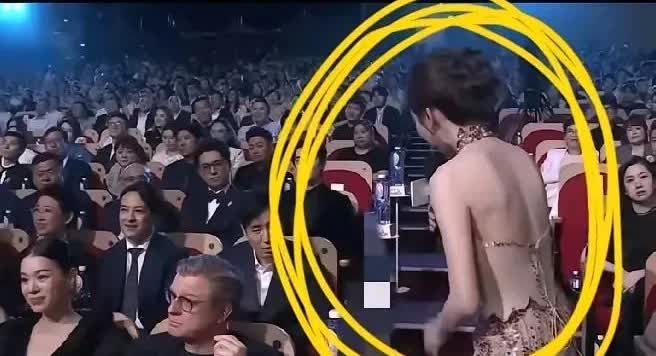 看到姜妍这个造型我想多到一句歇后语：光腚穿围裙——顾前不顾后[捂脸哭]