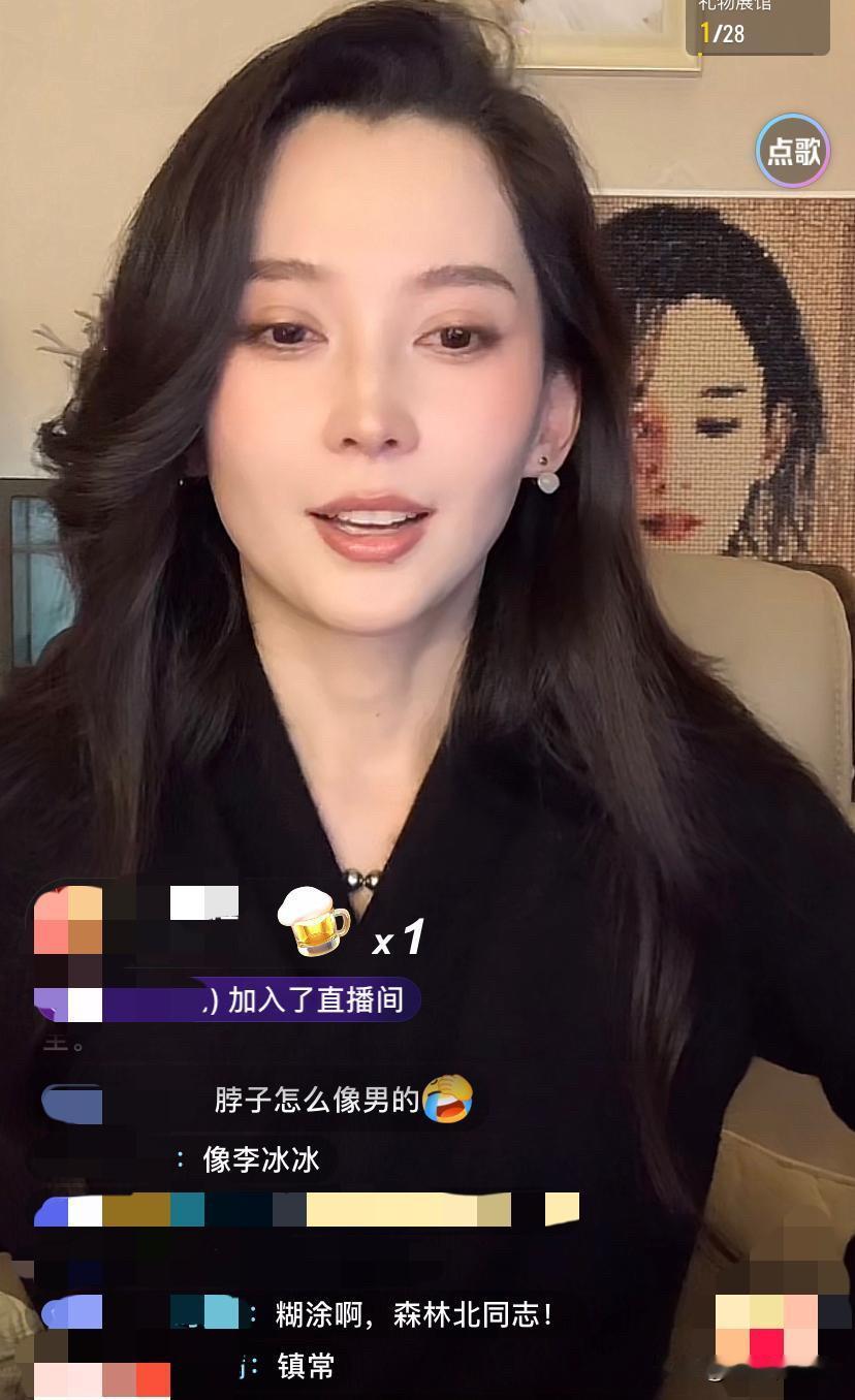 汪峰的女友森林北三年后首次直播，直播间说话紧张，有人说她现在越来越像李冰冰，她三