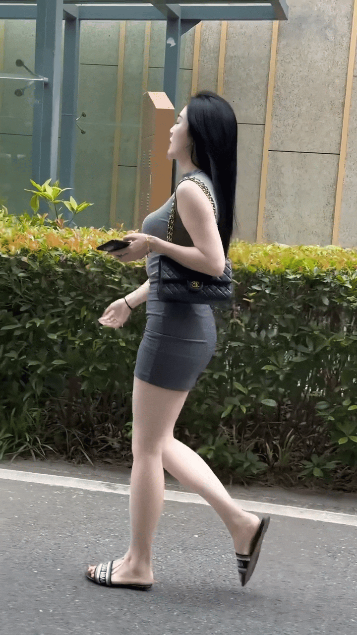 感觉现在颜值高、身材好的美女人手一个摄影师了！