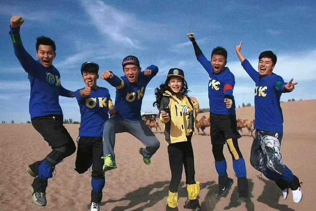 邓超给初代跑男合照签名最好的初代跑男！最好的family！永远的一家人无兄弟不奔
