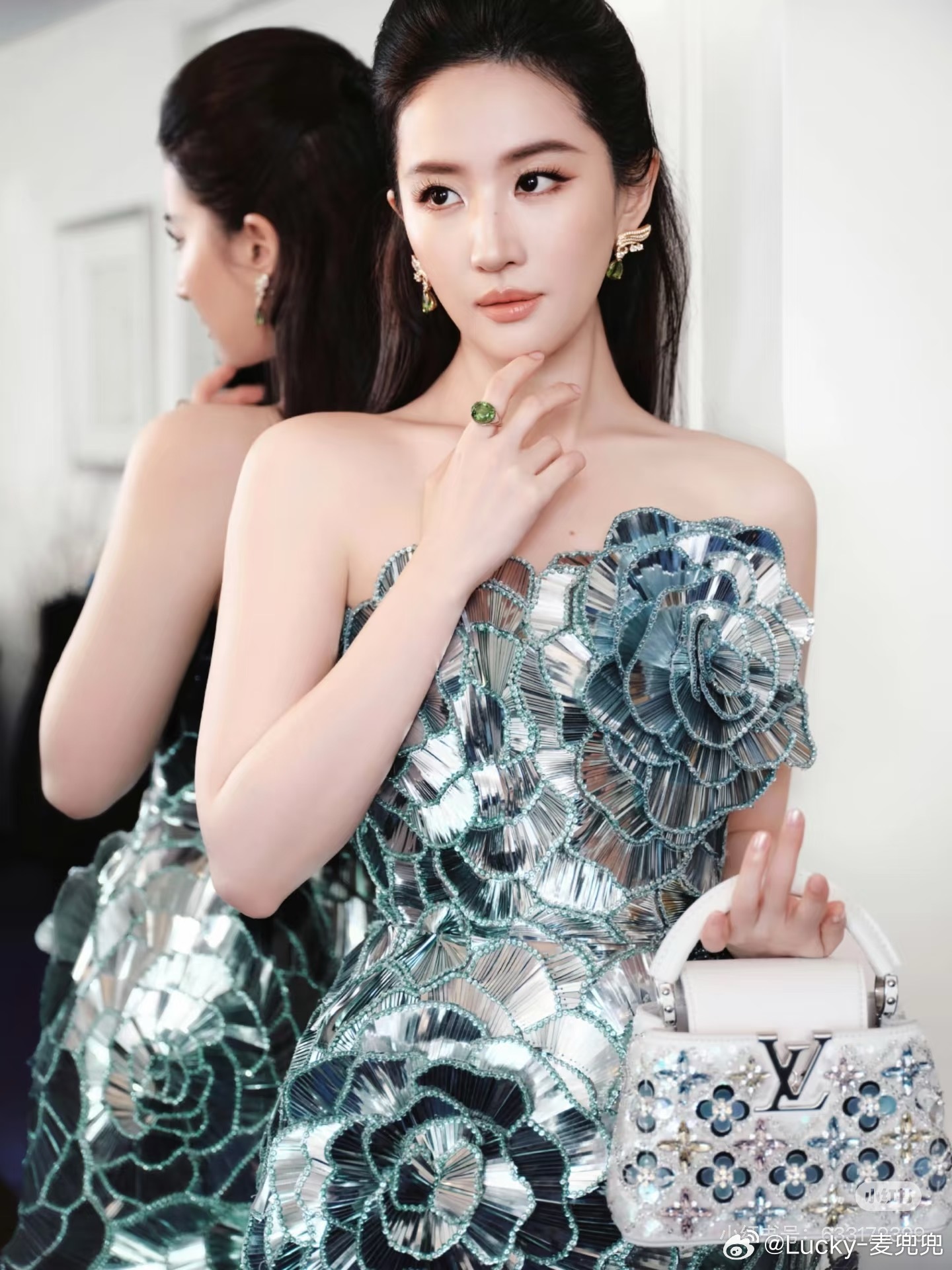 刘亦菲鼻基底太会长了刘亦菲每次都被刘亦菲活动生图直接被狠狠惊艳到凑近镜头细看才