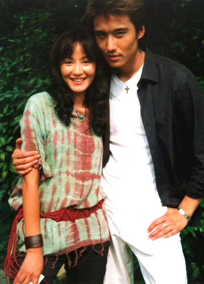 主持人问胡兵为何没和瞿颖在一起，胡兵苦涩：“我刚要迈出一步，她和罗中旭好了，我再