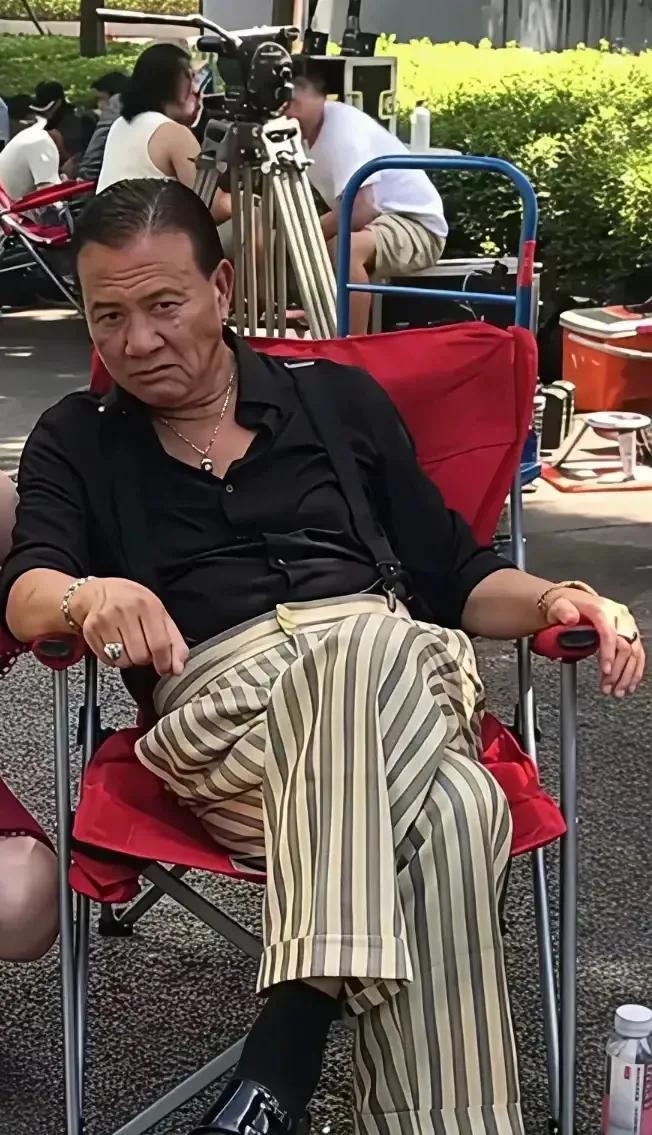 过去香港电影里的流氓大亨，生活当中依然派头十足。万梓良娶了小17岁内地的空姐，