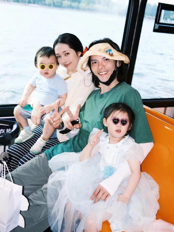 郭碧婷在家也这么哄向佐吗节目里都温柔到发光，私下里对向佐肯定更宠溺，嫉妒心已经藏