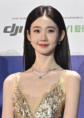 张艺凡身穿金色吊带长裙亮相北京国际电影节开幕红毯有人说好看，有人说不好看