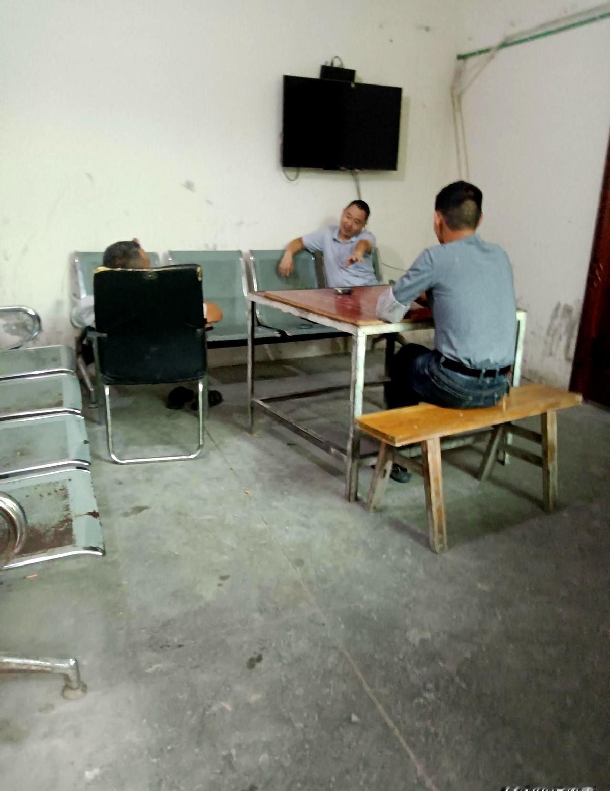 世上没有完美的人和事。一同事很能干，在城里有一套商品房和一栋自建房，大家认为他