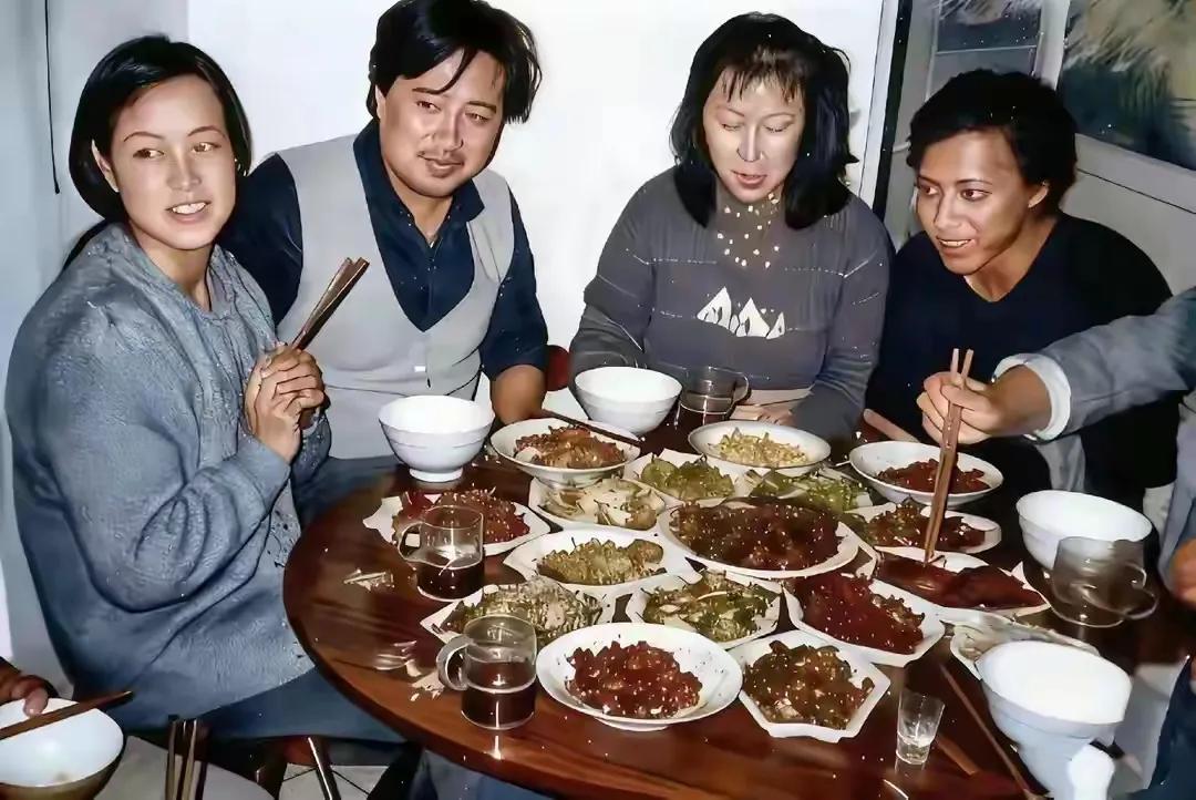 当年刘晓庆与陈国军回家同家人吃饭的画面，温馨之感扑面而来。在那个娱乐方式并不丰富