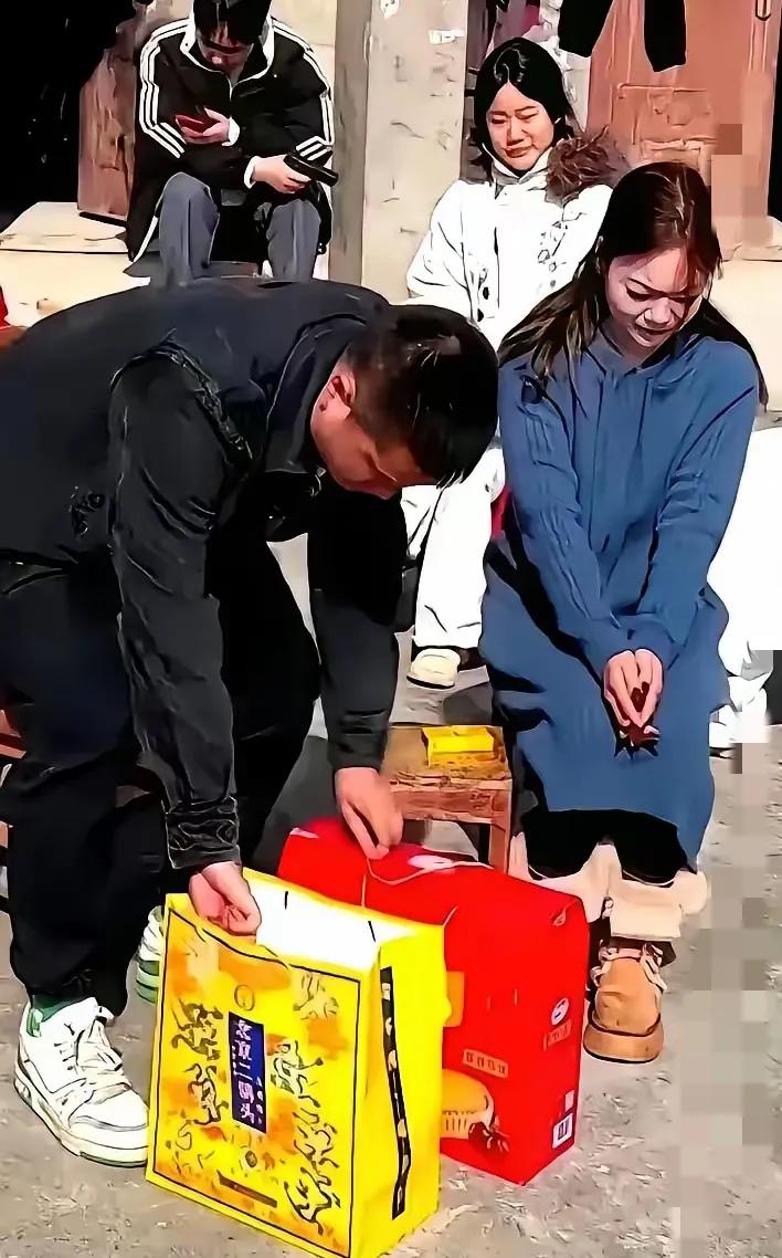 谁规定相亲不成礼品就得白送？男生揣着诚意买两箱礼上门，刚坐下就被女生一句“不