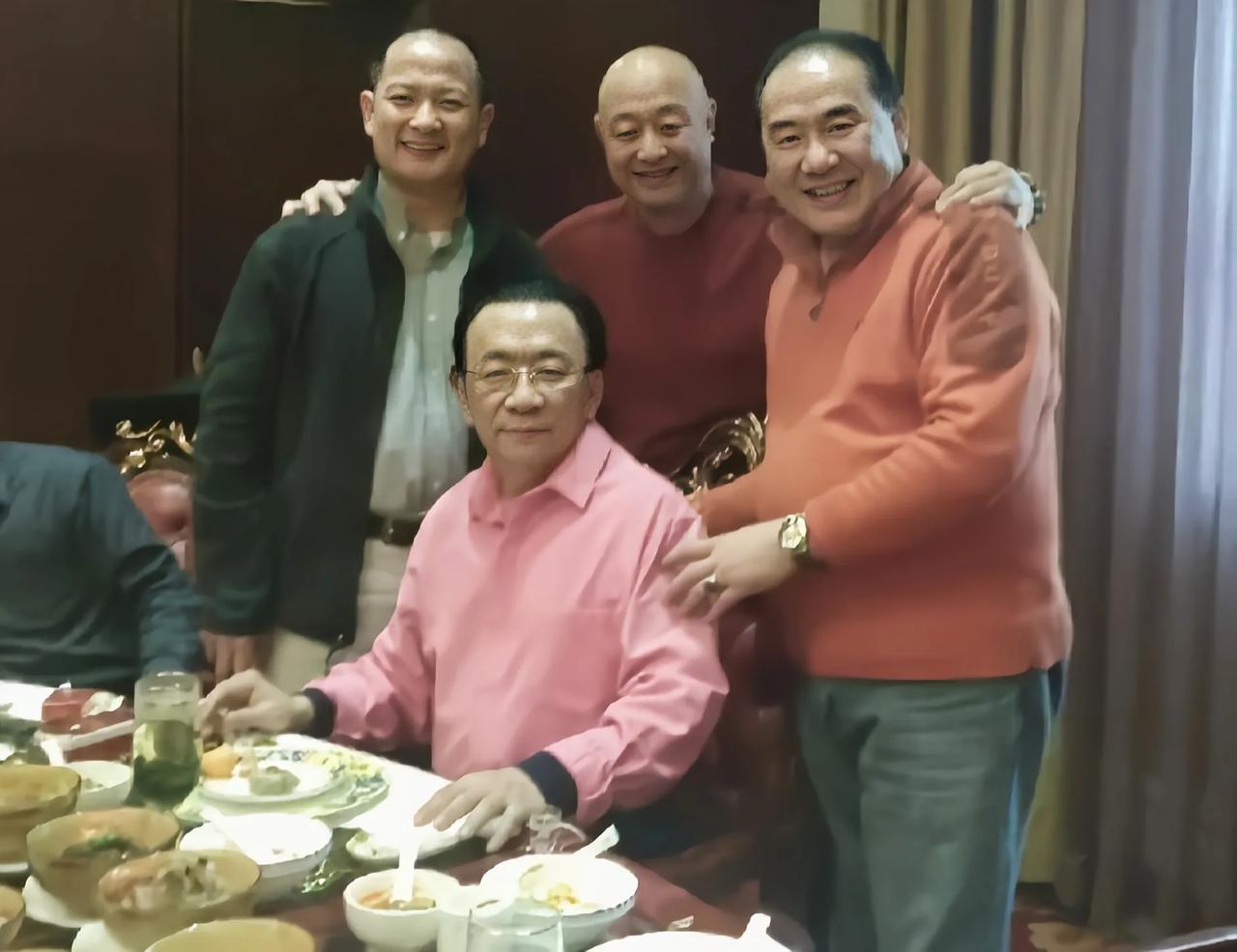 郭德纲老师太亏了，侯耀华陈寒柏吃豪华大餐，郭德纲却在全球演出最近在网上看到一