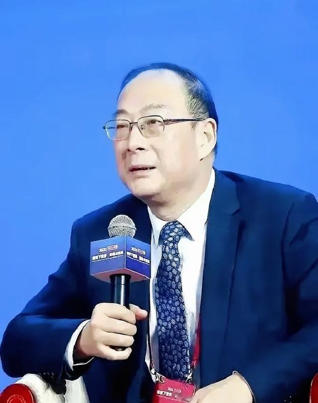 金灿荣有个推演，信息量极大。他说，如果美国真把格陵兰岛给吞了，普京那边，估计眼皮