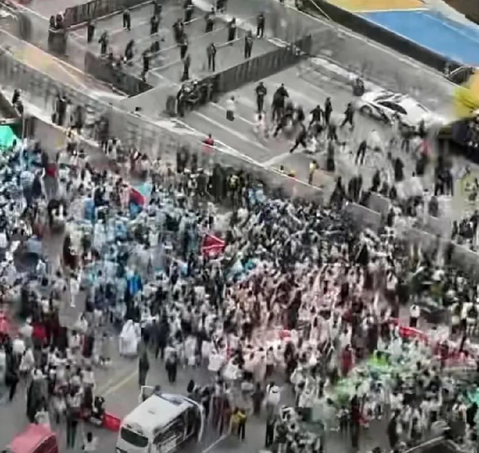 虽然追星场面有些混乱，让人反感，但多少看到了年轻人该有的激情，希望他们在国家非和