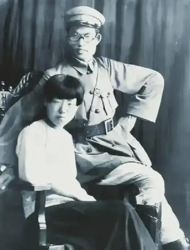1940年，朱仲芷和萧劲光离婚。签字时，朱仲芷突然把三个孩子的名单推过去，萧劲光