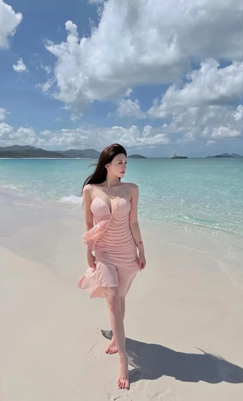 这应该算是妥妥的玻璃海滩了吧玻璃海沙滩美女小姐姐