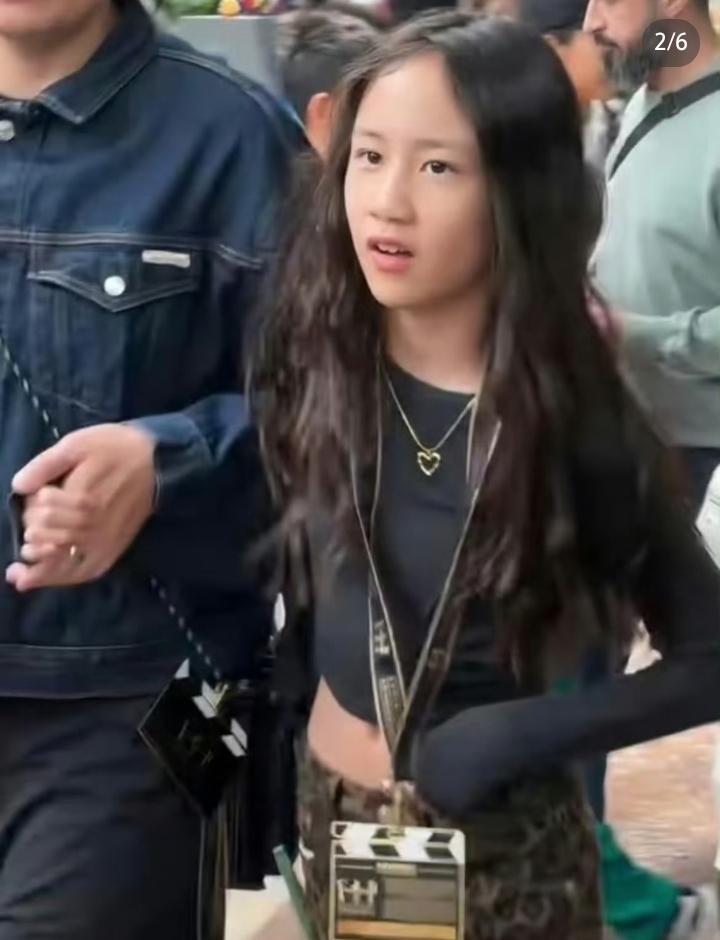 黄磊的两个女儿，一个长的像妈妈，一个长的像爸爸。好多人都说大女儿漂亮，比妈妈