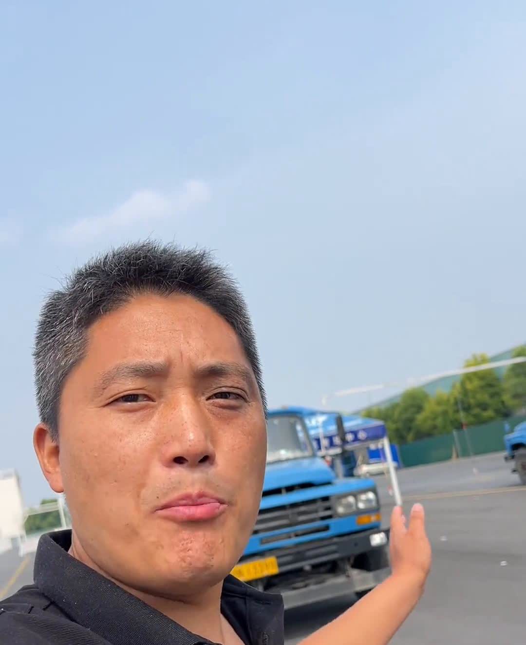 有人说我们驾校的车破，谁说的？给我站出来，让你们看看到底破不破。悬挂式轮胎，