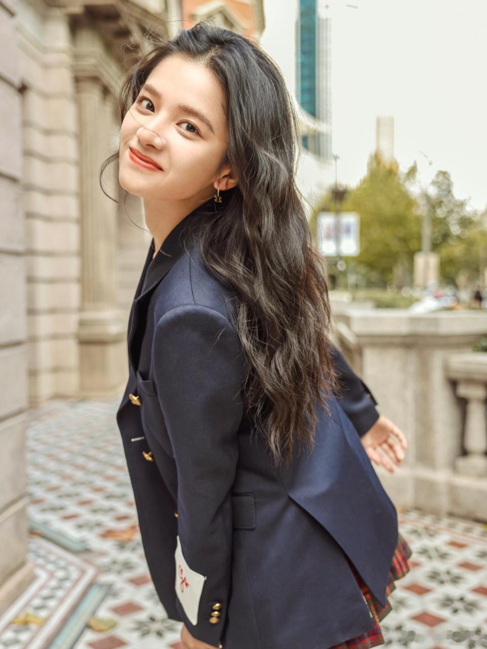 张婧仪小时候睡过觉吗张婧仪的骨相那可真是老天爷赏饭吃啊。她是方圆脸，看着特别大气