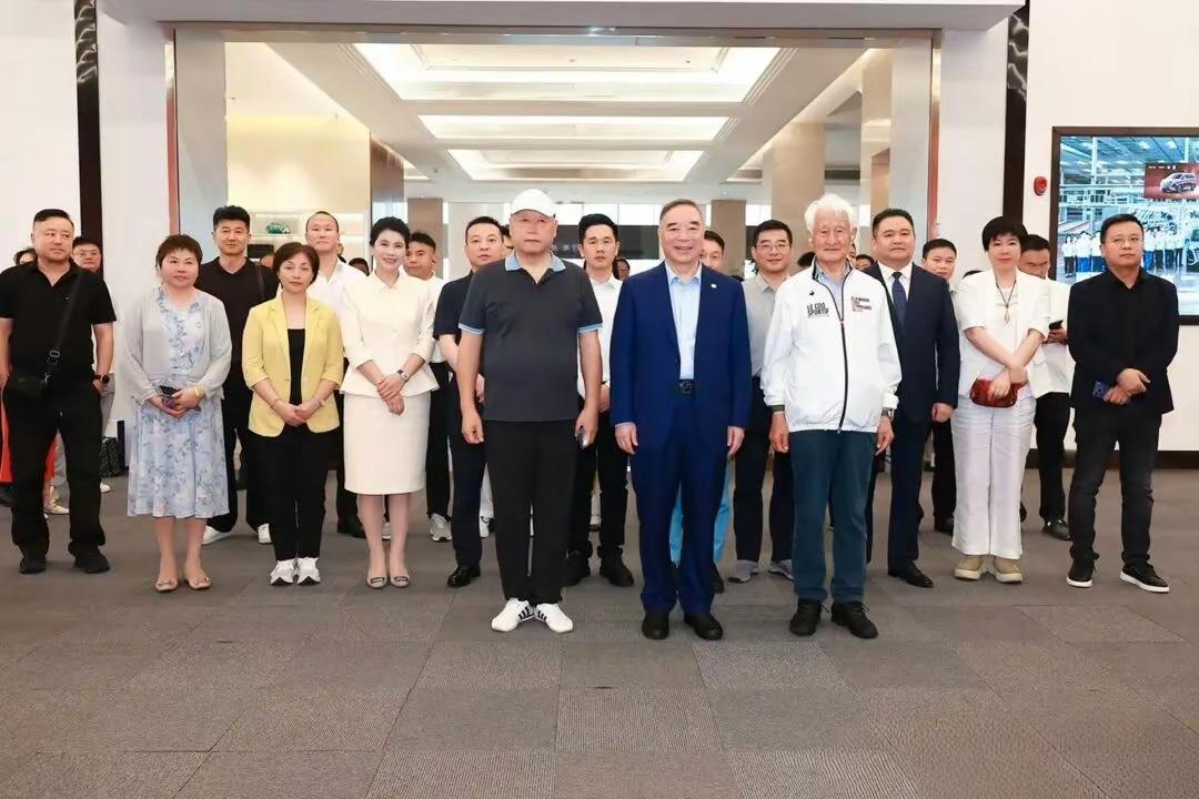 难道路虎卫士，奔驰大G不香了。应急浮水，原地掉头，1000匹马力。科技塑造豪华，
