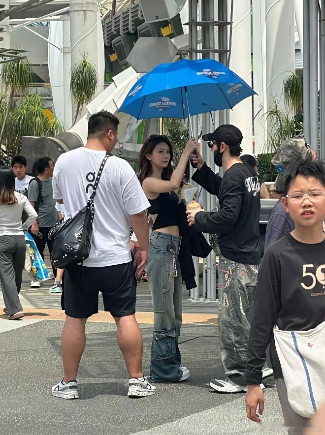 黄晓明和女友在新加坡约会！大年初九就飞去陪女朋友啦？之前还在三亚过春节，转头就和