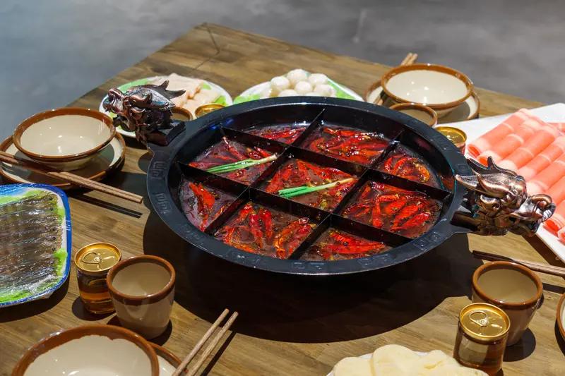 你对成都火锅有什么感受?成都火锅，那真是让人欲罢不能！刚到成都，空气中都弥漫着