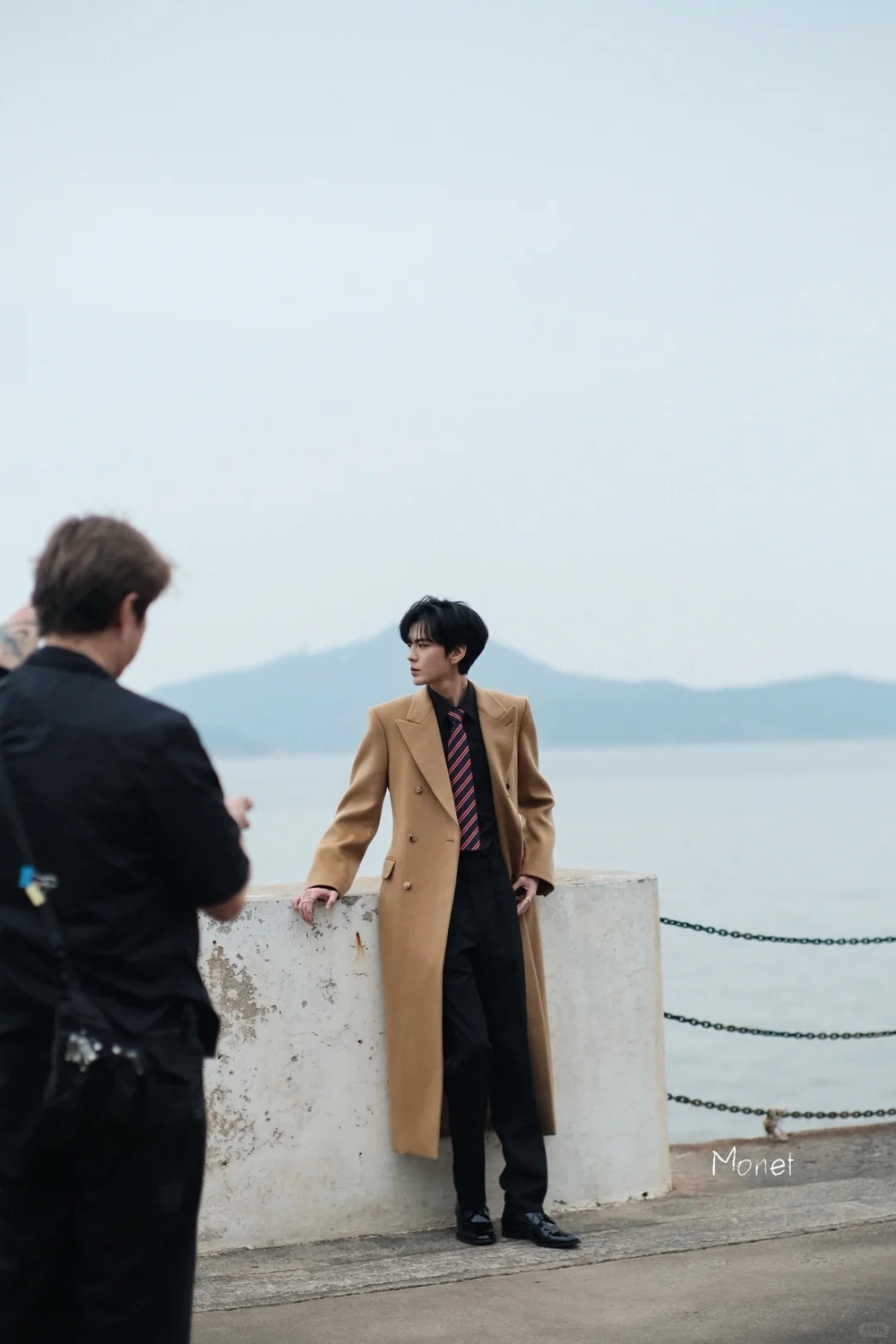 路人澳门偶遇毕雯珺，在路人镜头下也超级出片，大长腿大衣还有这脸简直绝配。。