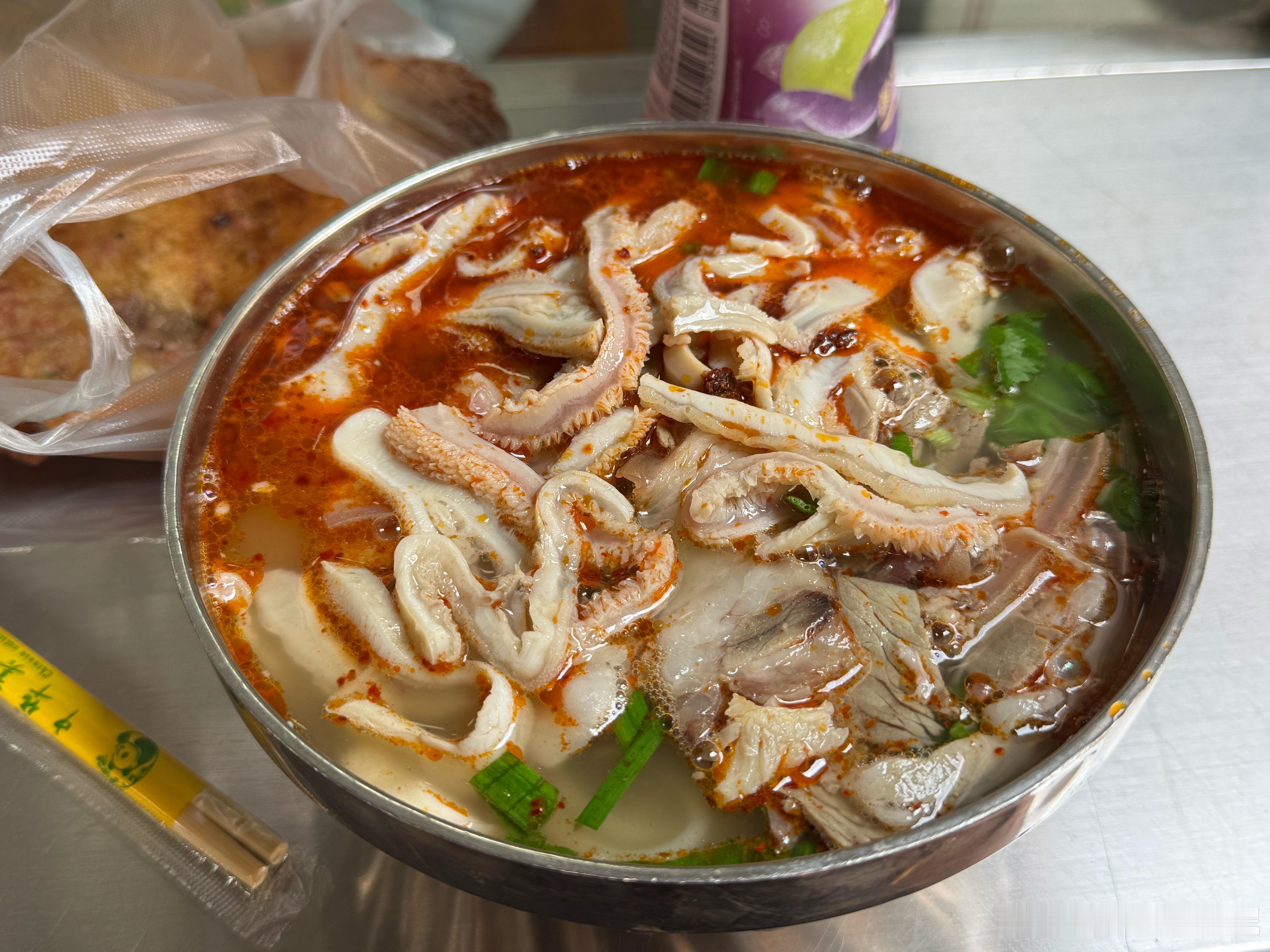 羊肉粉和这个排队人巨多的肉饼都吃了羊肉粉不错，这肉饼感觉就一般了。回家了，后天