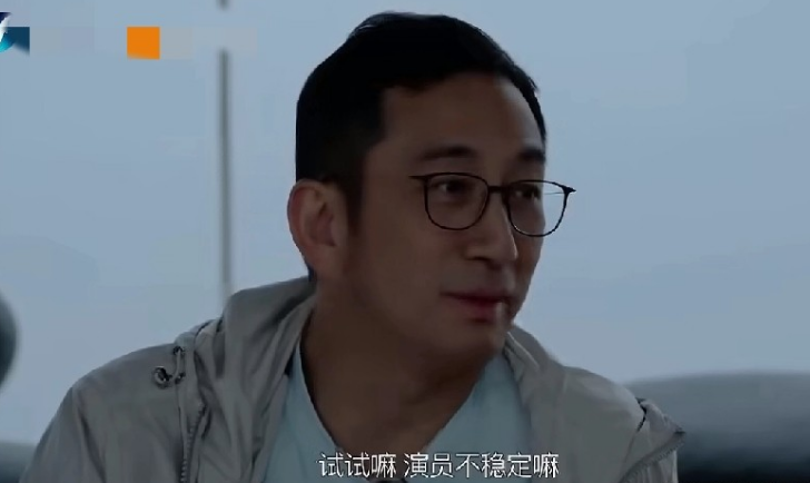 香港艺人吴启华接受主持人鲁豫的采访时表示，作为演员，收入极其不稳定。当年他在香港