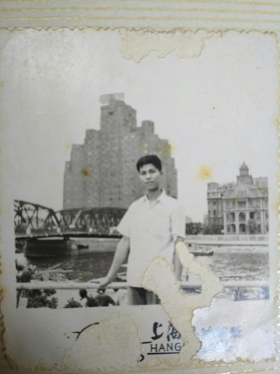 最珍贵的照片一张老照片的回忆这两张照片都是同一个人和同在一个地方拍的，怎么会相差