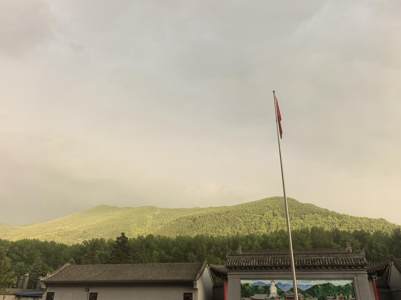 释迦牟尼曾说过：“无论遇见谁，他都是你生命中该出现的人，都有原因，都有使命，绝非