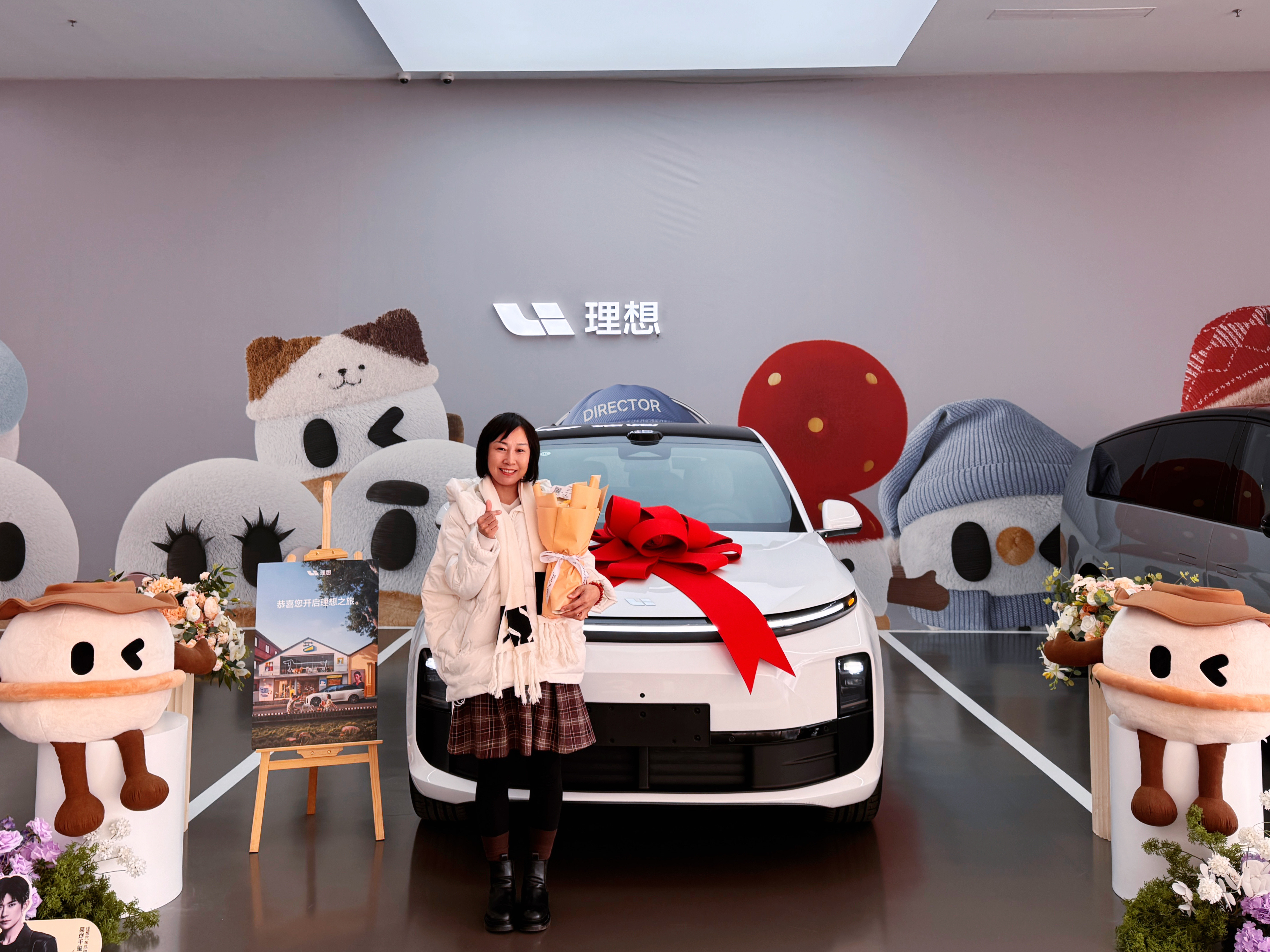 给家里亲戚安利的理想L6，前几天他们就这么水灵灵的提车啦～姨妈是个买什么东西都