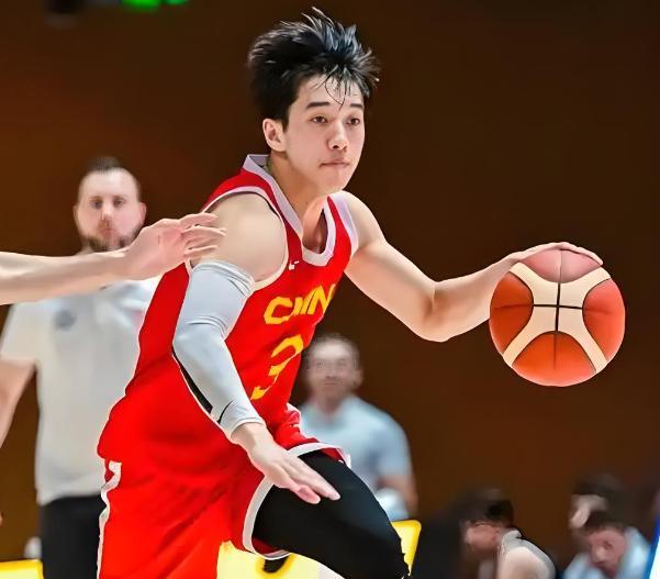 杨溢用两场比赛把自己打出国家队~中国U19男篮的杨溢，第一场对阵加拿大得了3分