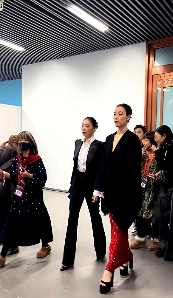 红毯上那种“松弛感”，真能演出来吗？舒淇的从容，是奖项和地位堆出来的底气，戛