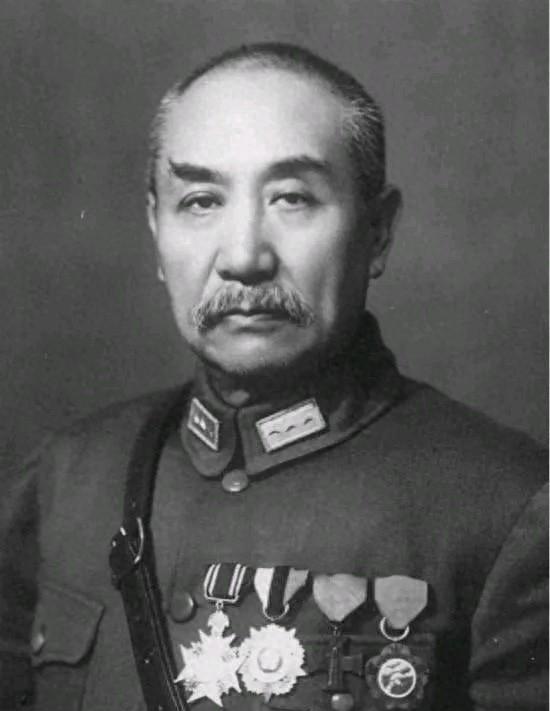 1992年，阎锡山的小儿子回到山西忻州，在老宅门口老泪纵横。然而就在他抬脚准备回