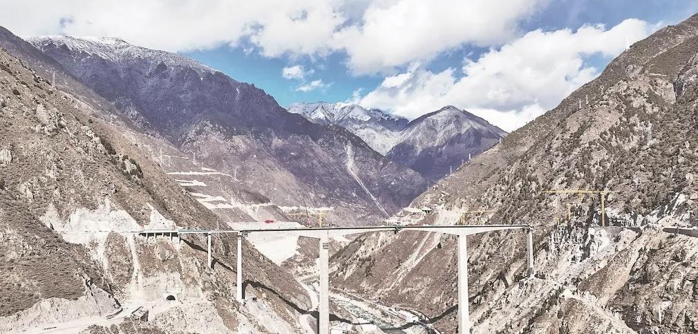 四川省阿坝州马尔康双河口特大桥此前的建设图片！当时的采访曾说，此地70%的路基暗