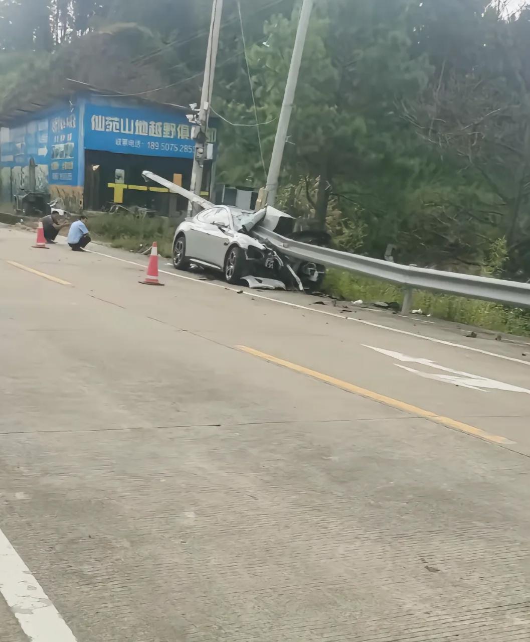 这种时候，就只能祈祷，副驾驶是没坐人的！这不是绿化带，也不是普通护栏，这可是