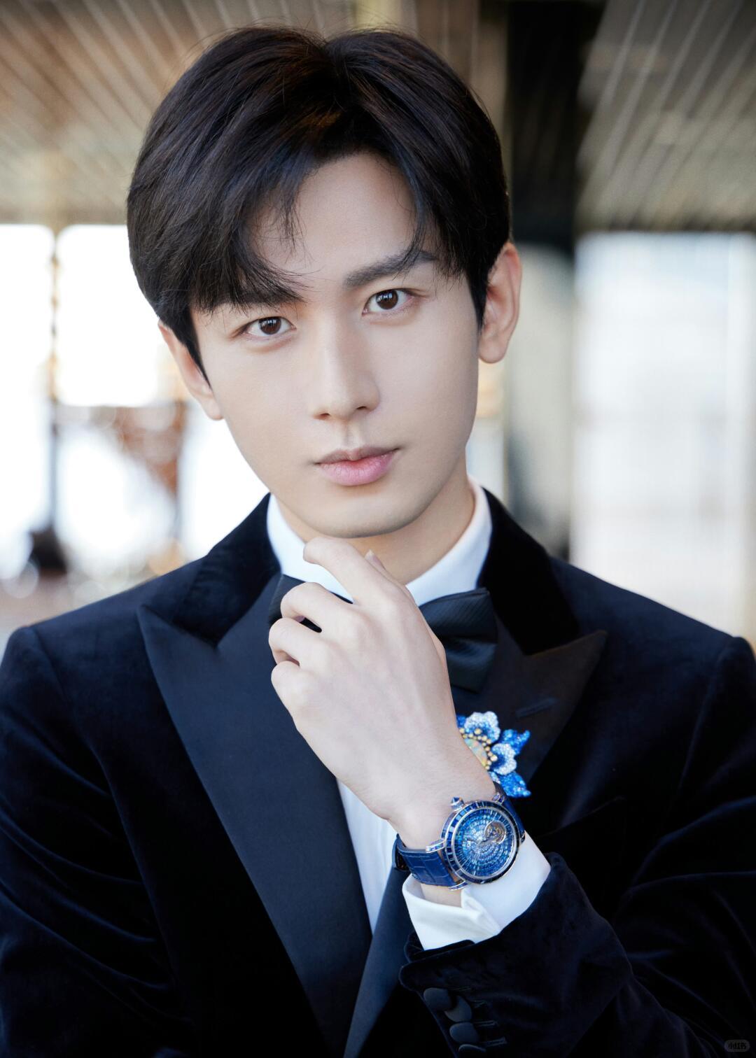 成毅真空黑西装太蛊惑了！年上感拉满了！