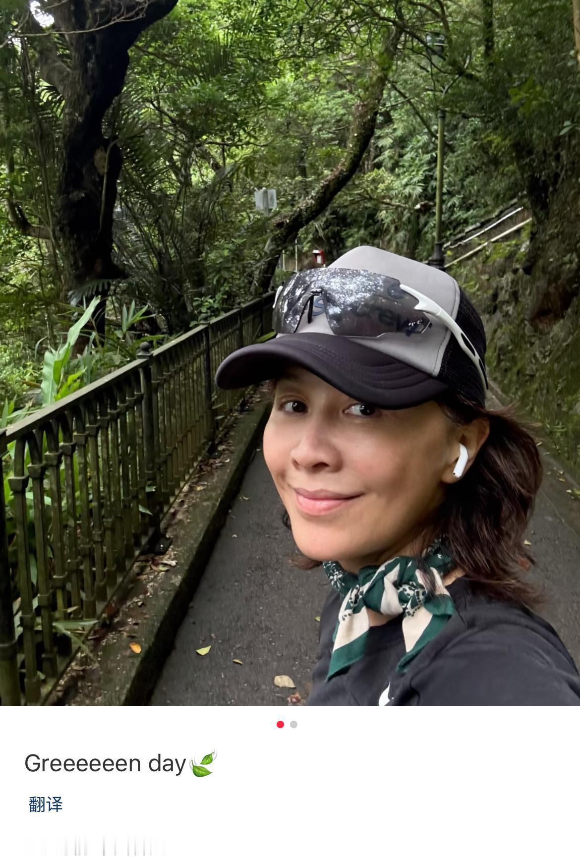 来看59岁刘嘉玲的健康晚年生活：一大早起来先去山里慢跑。下午带着她跟梁朝伟养的两
