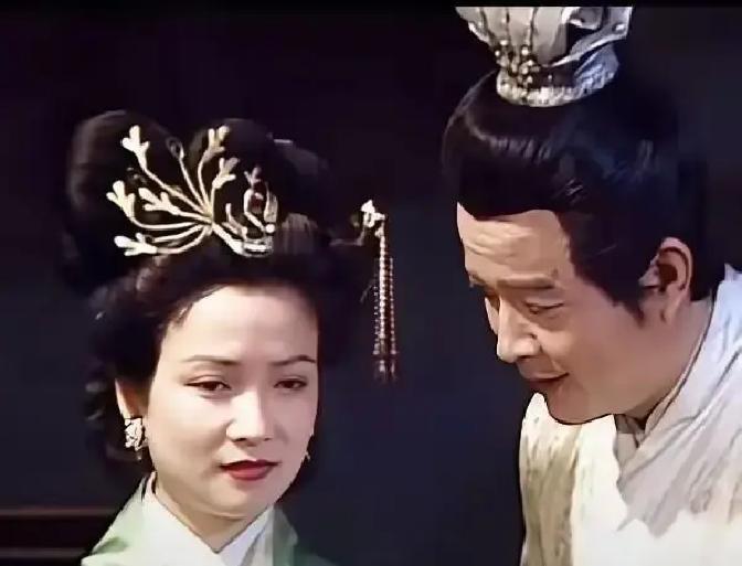 大多数演员演才女，只会背台词。何晴演小乔前，把自己“扔”回东汉，做了两件没人要求