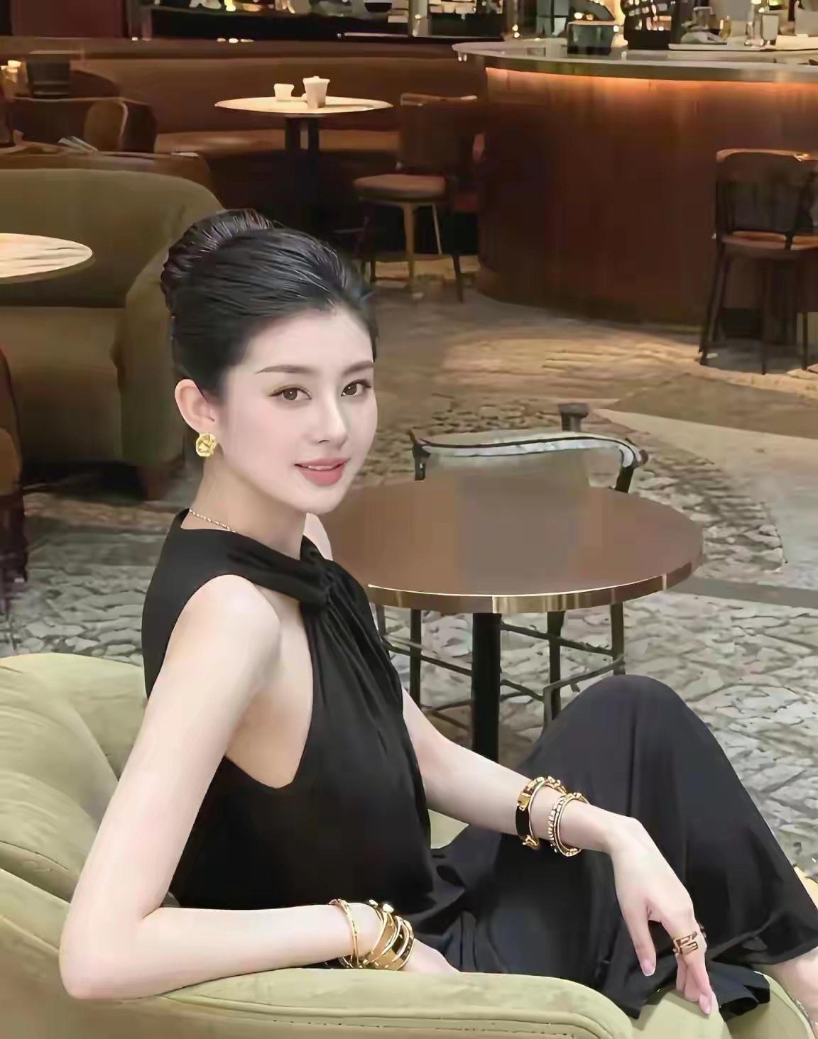 优雅黑裙，咖啡馆的静谧时光