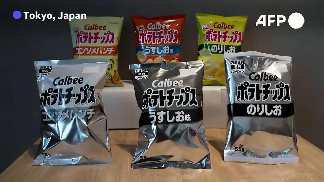 日本卡乐比包装从彩色变为黑白配色，而且还在包装袋左上角特意印上了“石油原料节约”