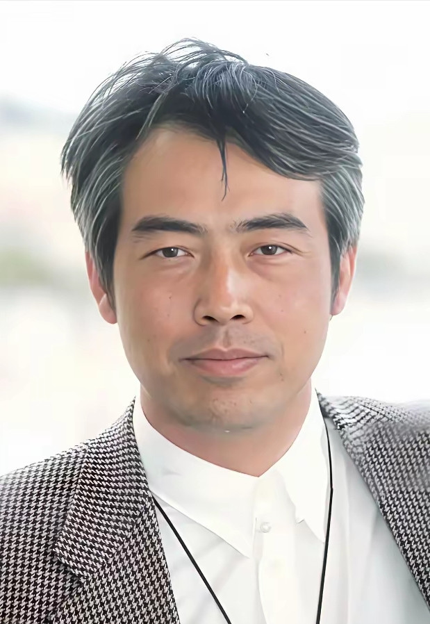 翻出陈凯歌年轻时候的照片瞬间恍然大悟。陈飞宇五官、脸型、下颌轮廓明明都随父亲，却比爸爸更加精致帅气。