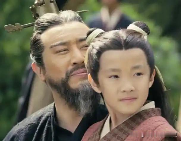 曹冲病死后，他的好友周不疑悼念后离开。曹操冷着脸对许褚说：“去把这个小孩杀掉！”