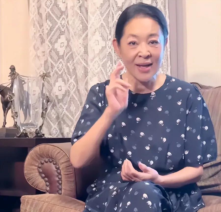 倪萍的厉害在于知世故不世故，面对国宝级音乐人三宝不尊重丈母娘的行为，别人都