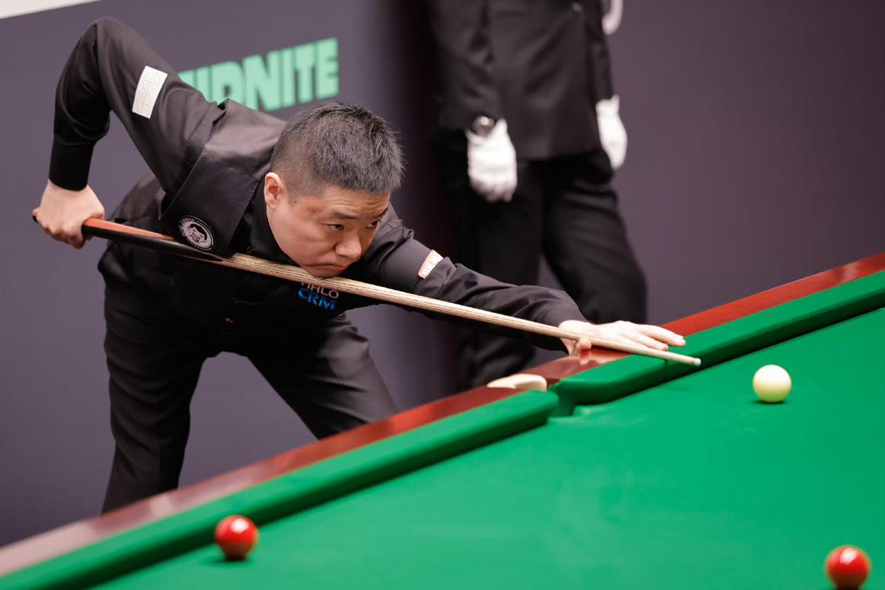 解锁新成就，丁俊晖世锦赛第100杆破百来了：世锦赛首轮对阵吉尔伯特的第6局，
