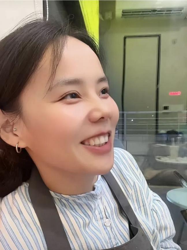 熊磊晚上在炸鸡店直播，直播间1千多人，加盟的炸鸡，今天生意不错，小熊看起来很开心