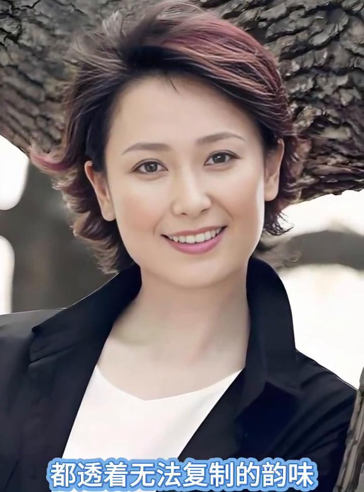 她当之无愧是头号美人，从仪态到眼神都透着无法复制的韵味，优雅极了。