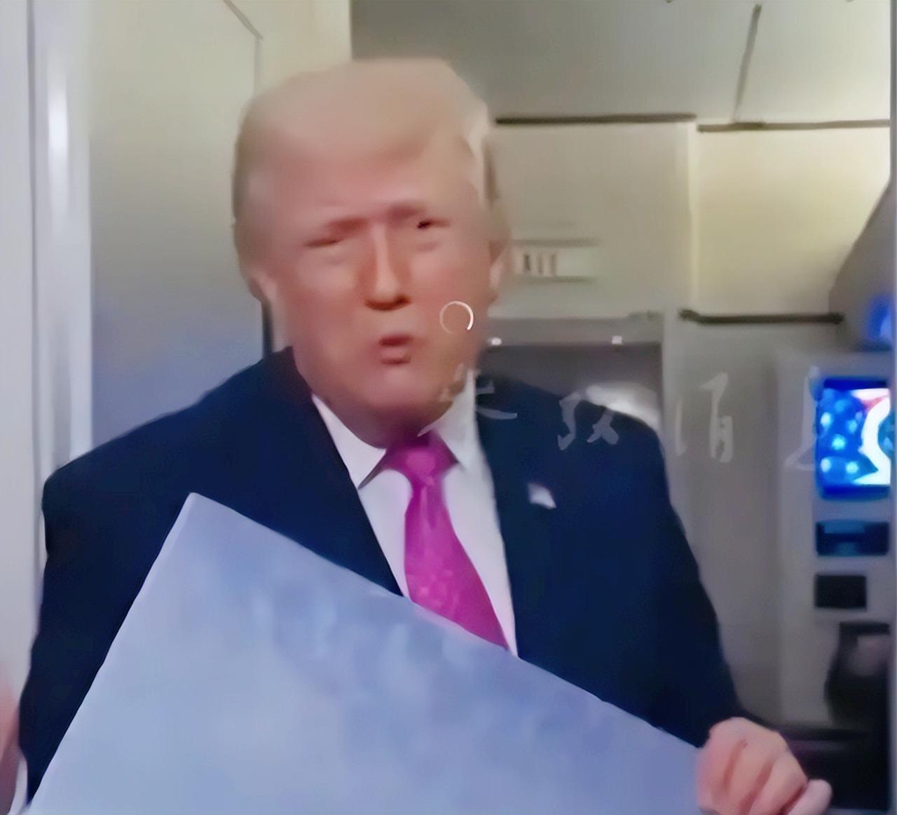 离谱！特朗普在接受记者采访时，在自己专机上突然掏出设计图，当场“安利”起他的超级