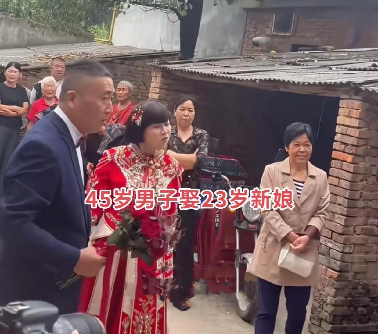 河南一位四十多岁大哥，在自家院子摆了几桌酒席办婚礼，连新房都没有。大哥一身西装，