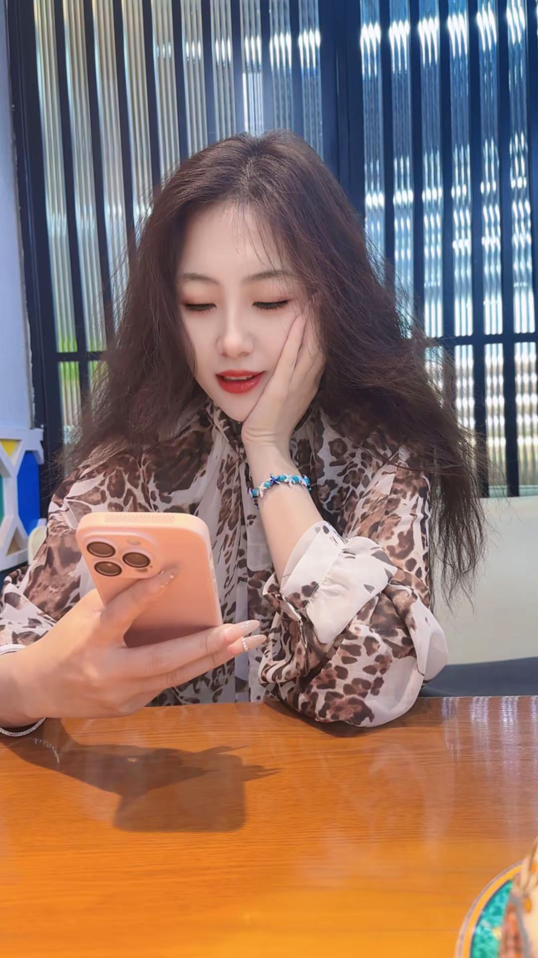 偷拍姑娘