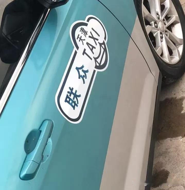 2025.5.1日天津河东区万东路出租车买卖一条街上，有一半的商铺放假了不开门了